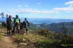 Rollercoaster mit Blick aufs ligurische Meer