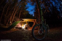 Lagerfeuer und Sternenhimmel