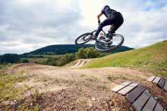 Im Bikepark Friedewald Wolftrails kurz nach der Eröffnung während Videodreh mit Rhöntrail. Models: Andi Rohe, Ronny Quittschalle, Paddi Salmon, Anne.
