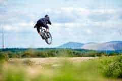 Im Bikepark Friedewald Wolftrails kurz nach der Eröffnung während Videodreh mit Rhöntrail. Models: Andi Rohe, Ronny Quittschalle, Paddi Salmon, Anne.