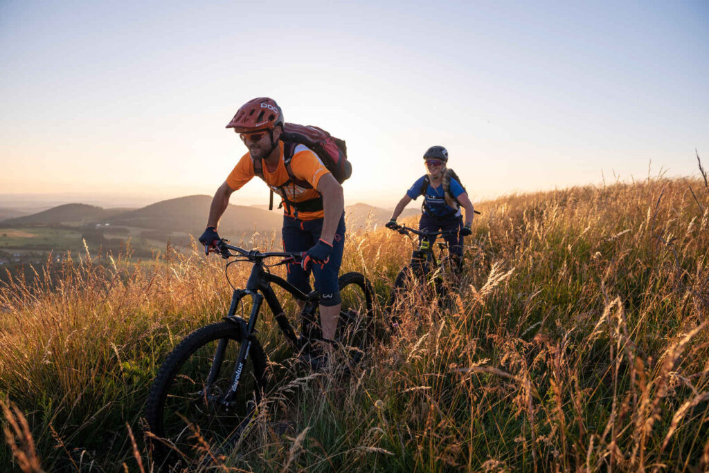 Grenzenloses Trail-Abenteuer im Drei-Länder-Eck: Eine geführte MTB Tour Rhön von Rhöntrail, die Bayern, Hessen und Thüringen verbindet.